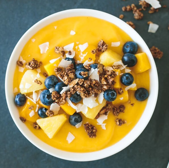 Pusryčių dubenėlis su mango vaisiais (Smoothie Bowl)